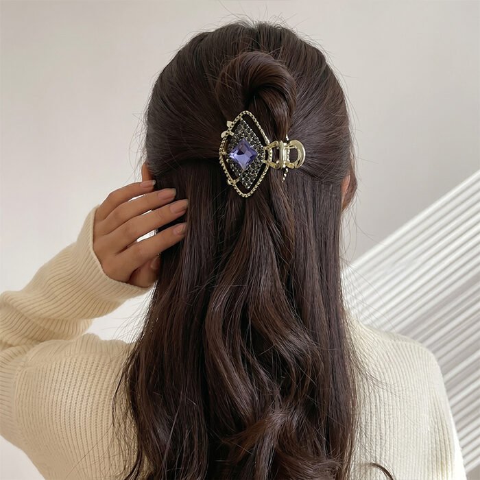 Nazariya-small-clutcher-1