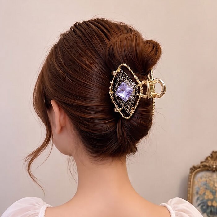 Nazariya-small-clutcher